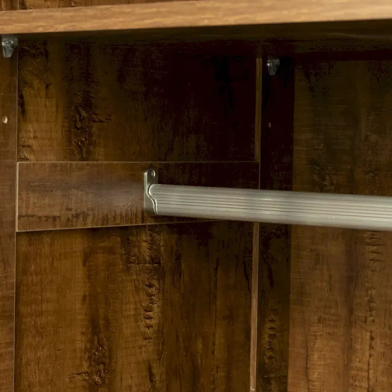 Weißer Kleiderschrank mit Türen, Schubladen und Kleiderstange