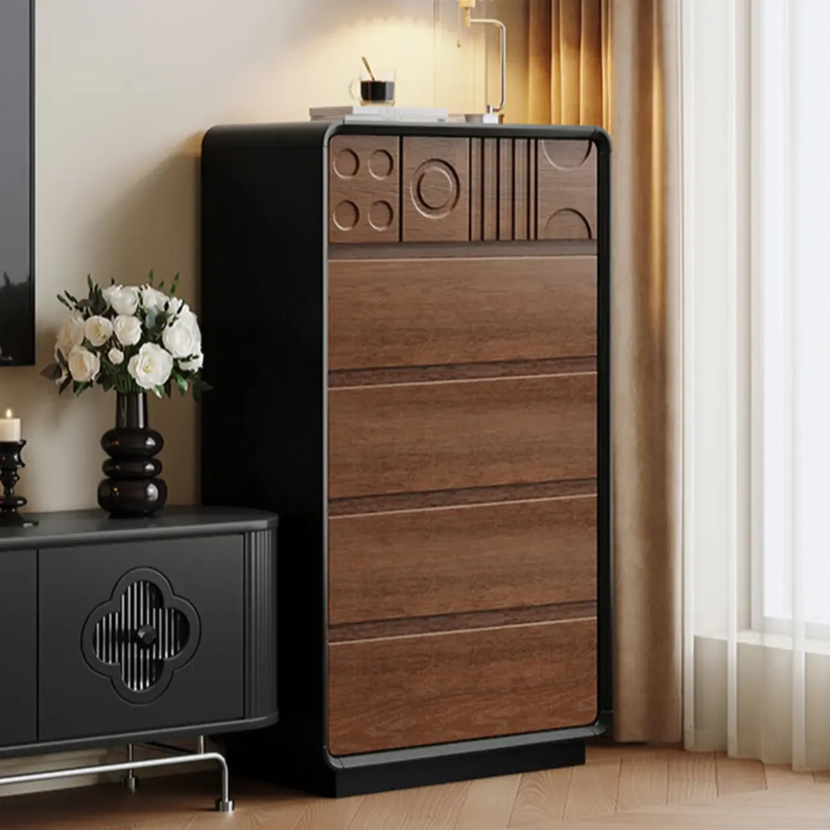 Art-déco-inspirierte Holzkommode mit geometrischen Schnitzereien