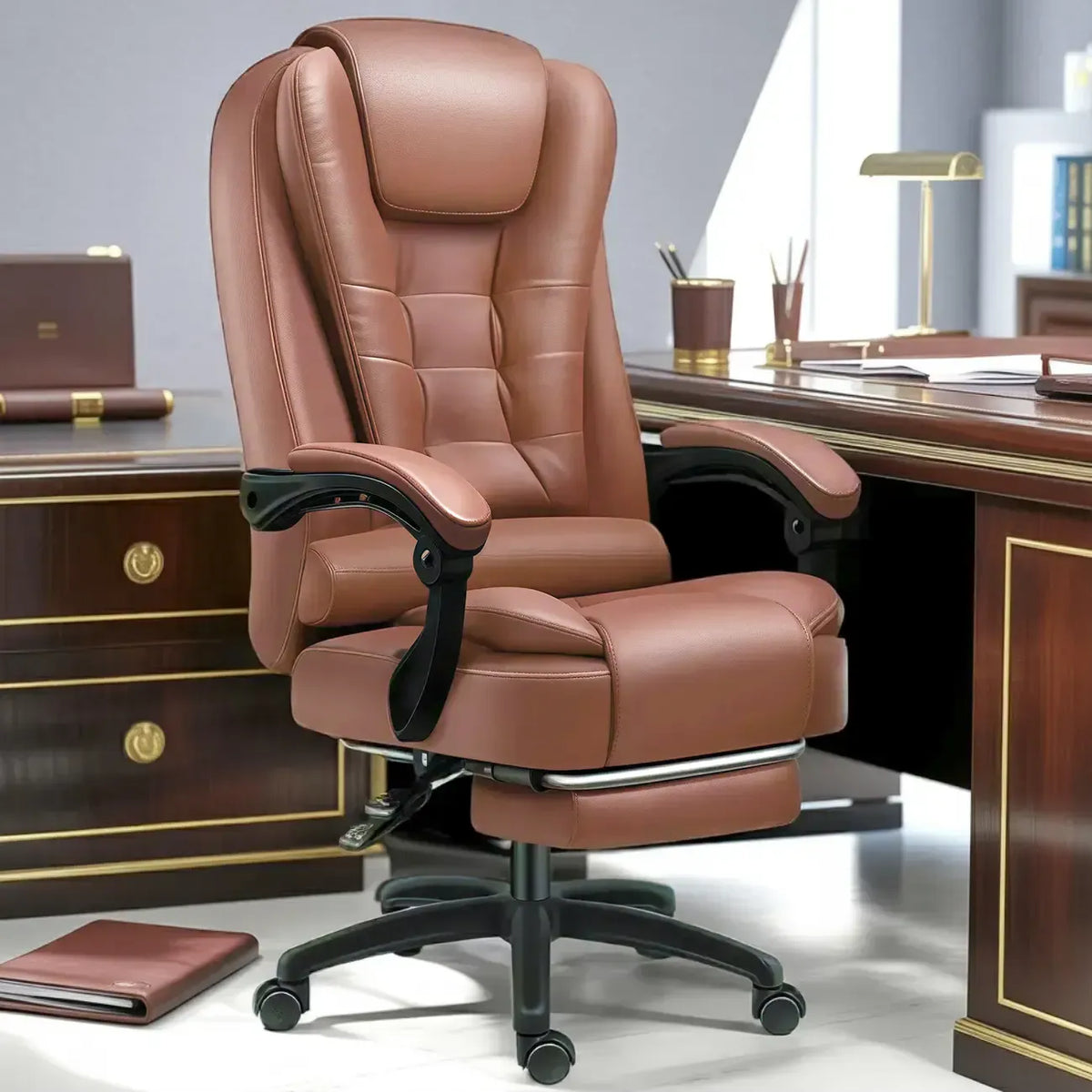 Ergonomischer Bürostuhl aus schwarzem Leder mit Fußstütze und Drehfunktion