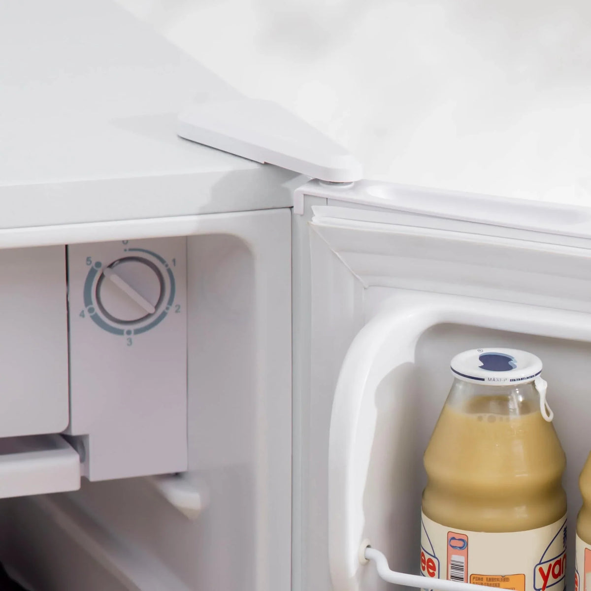 HOMCOM 90L Mini-Kühlschrank mit Gefrierfach, Kompakter Kühlschrank mit einer Tür und einstellbarem Thermostat für Schlafzimmer