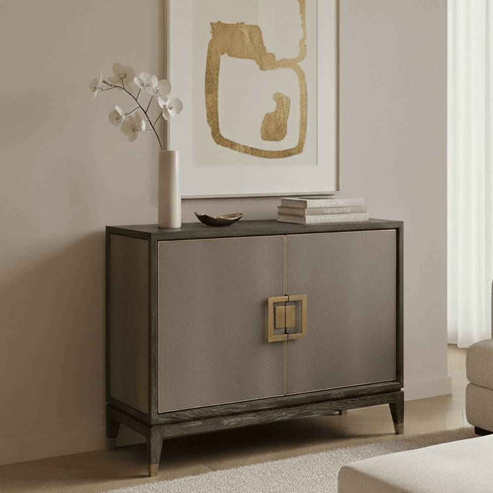 Sideboard aus schwarzem Holz und Rochenlederimitat mit zwei Türen und Messinggriffen