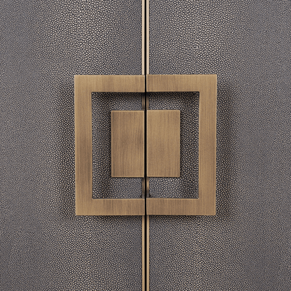 Sideboard aus schwarzem Holz und Rochenlederimitat mit zwei Türen und Messinggriffen