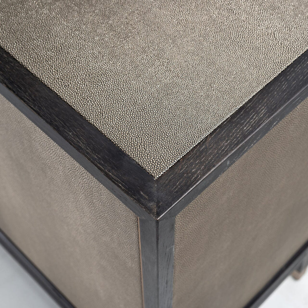 Sideboard mit 4 Türen aus schwarzem Holz und Rochenleder mit Messinggriffen