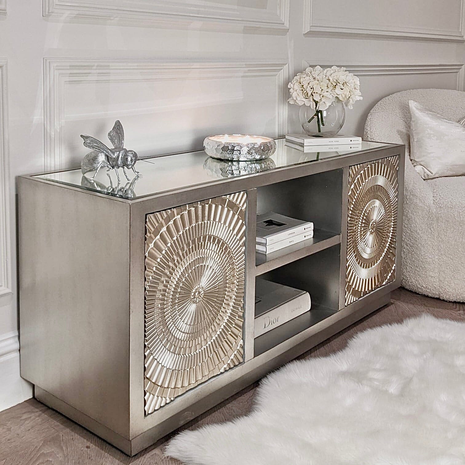 Silberner Fernsehschrank