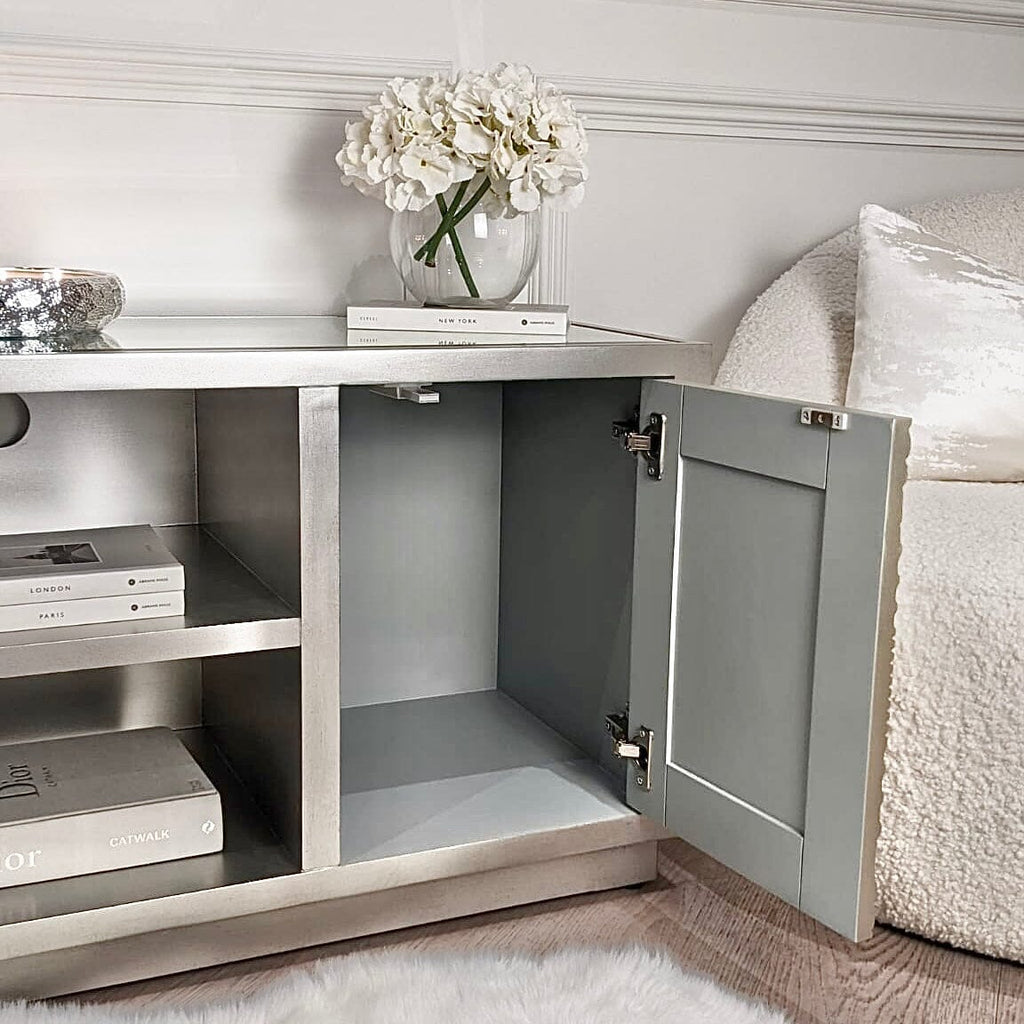 Silberner Fernsehschrank
