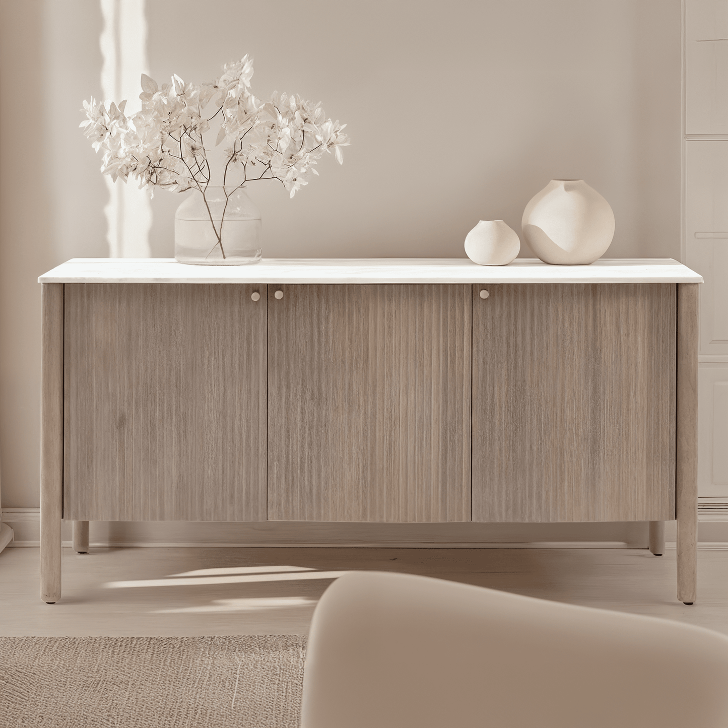 Mango Holz geripptes Sideboard mit 3 Türen und Marmorplatte