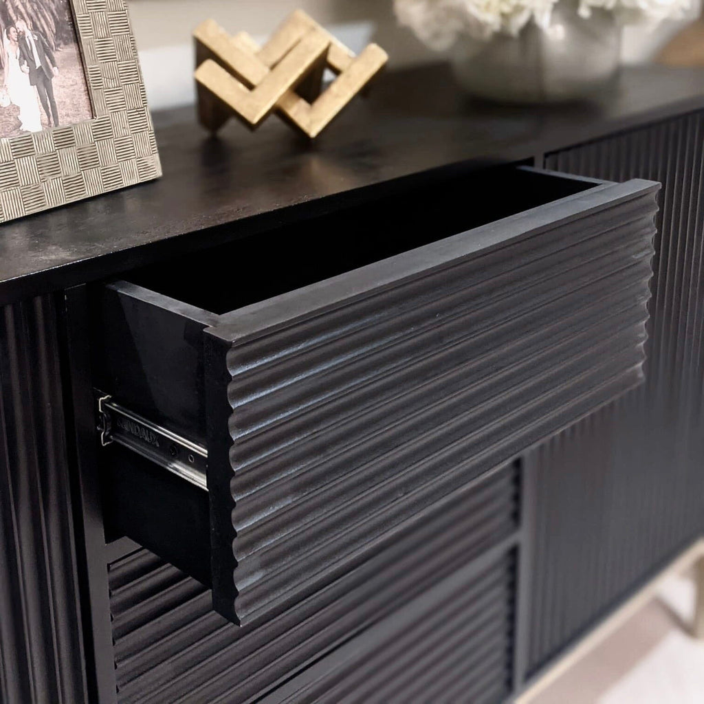 Schwarz-goldenes Sideboard mit Wellenmuster
