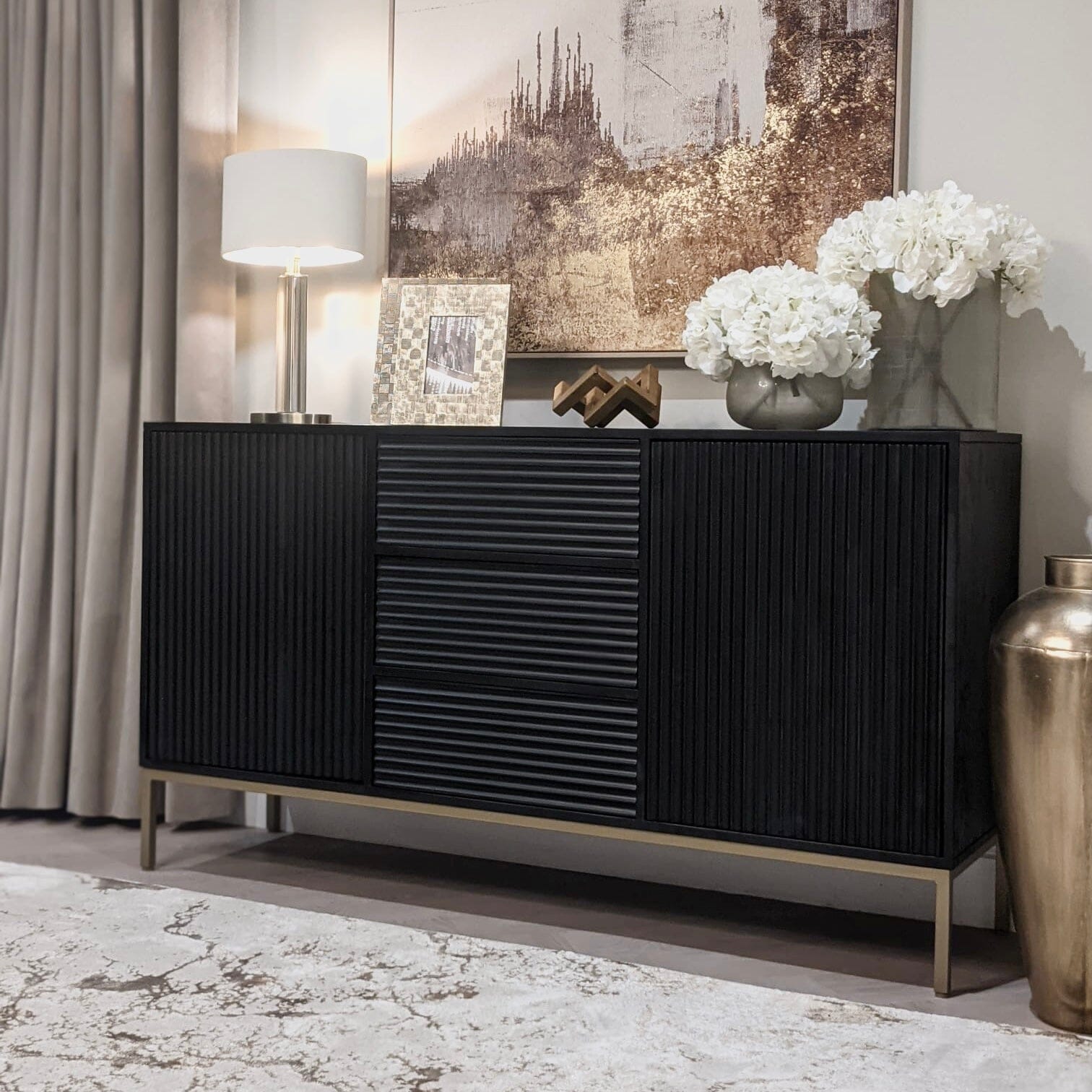 Schwarz-goldenes Sideboard mit Wellenmuster