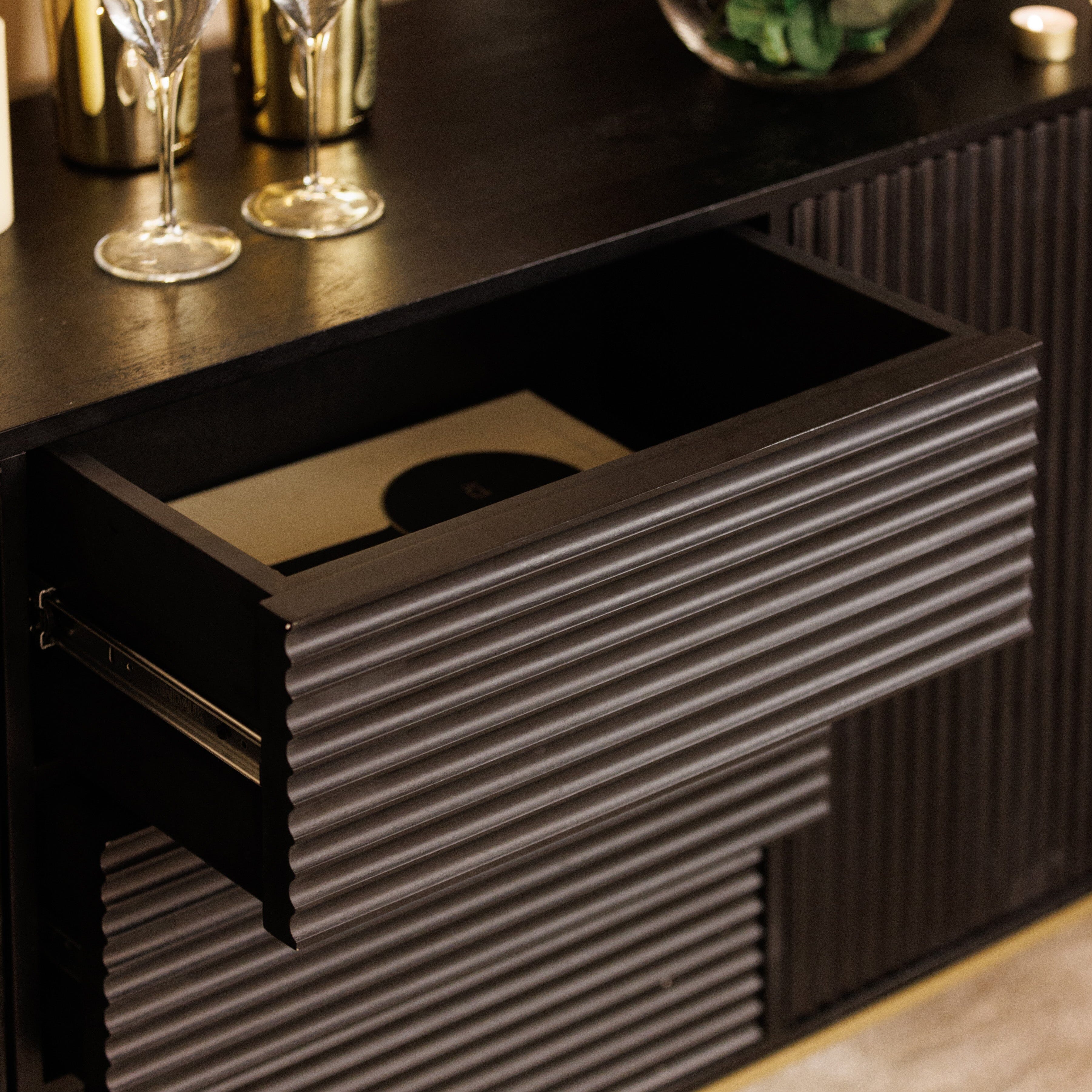 Schwarz-goldenes Sideboard mit Wellenmuster