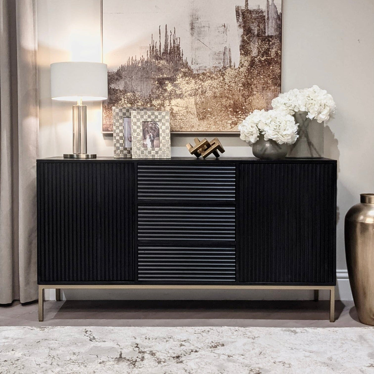Schwarz-goldenes Sideboard mit Wellenmuster
