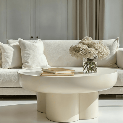 Cremefarbener runder Couchtisch