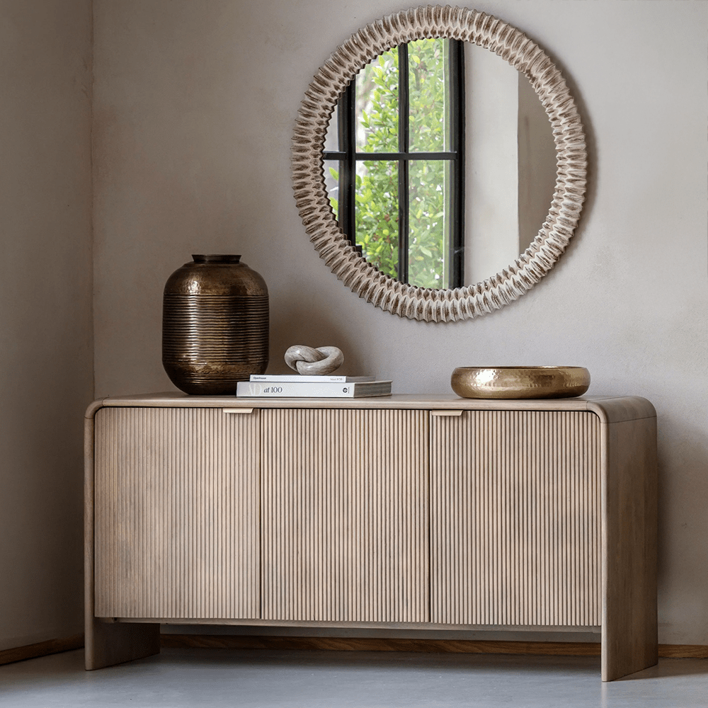 Geripptes Holz-Sideboard mit 3 Türen