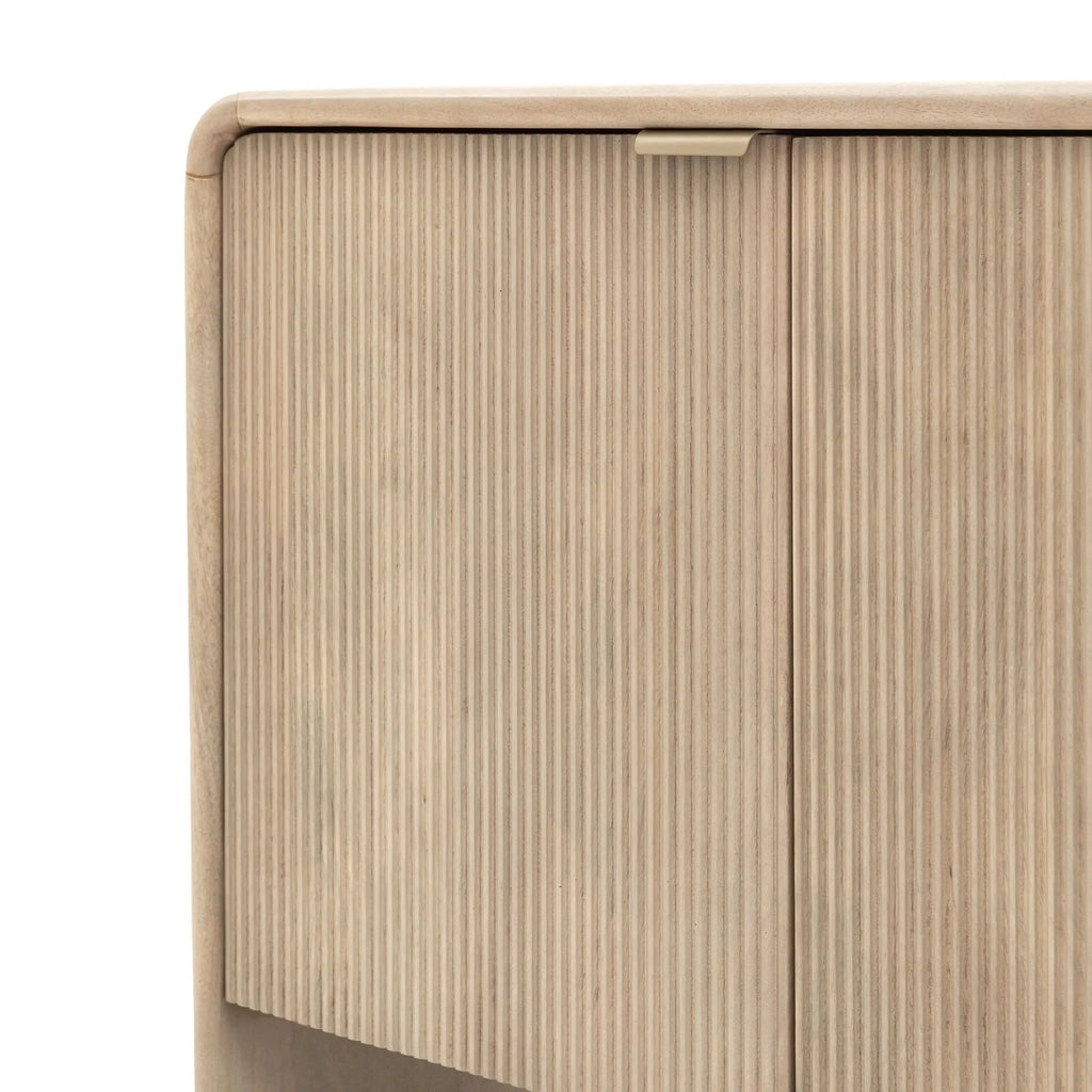 Geripptes Holz-Sideboard mit 3 Türen
