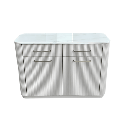 Geripptes Sideboard mit Marmorplatte