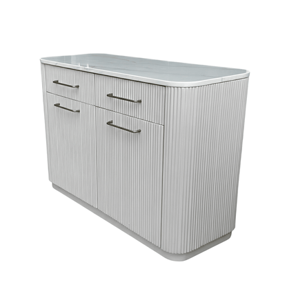 Geripptes Sideboard mit Marmorplatte