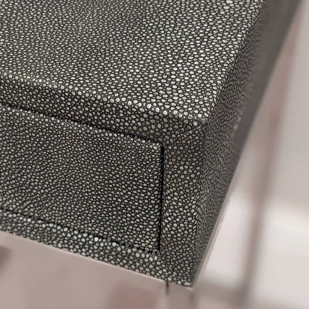 Nachttisch aus grauem Kunst-Shagreen