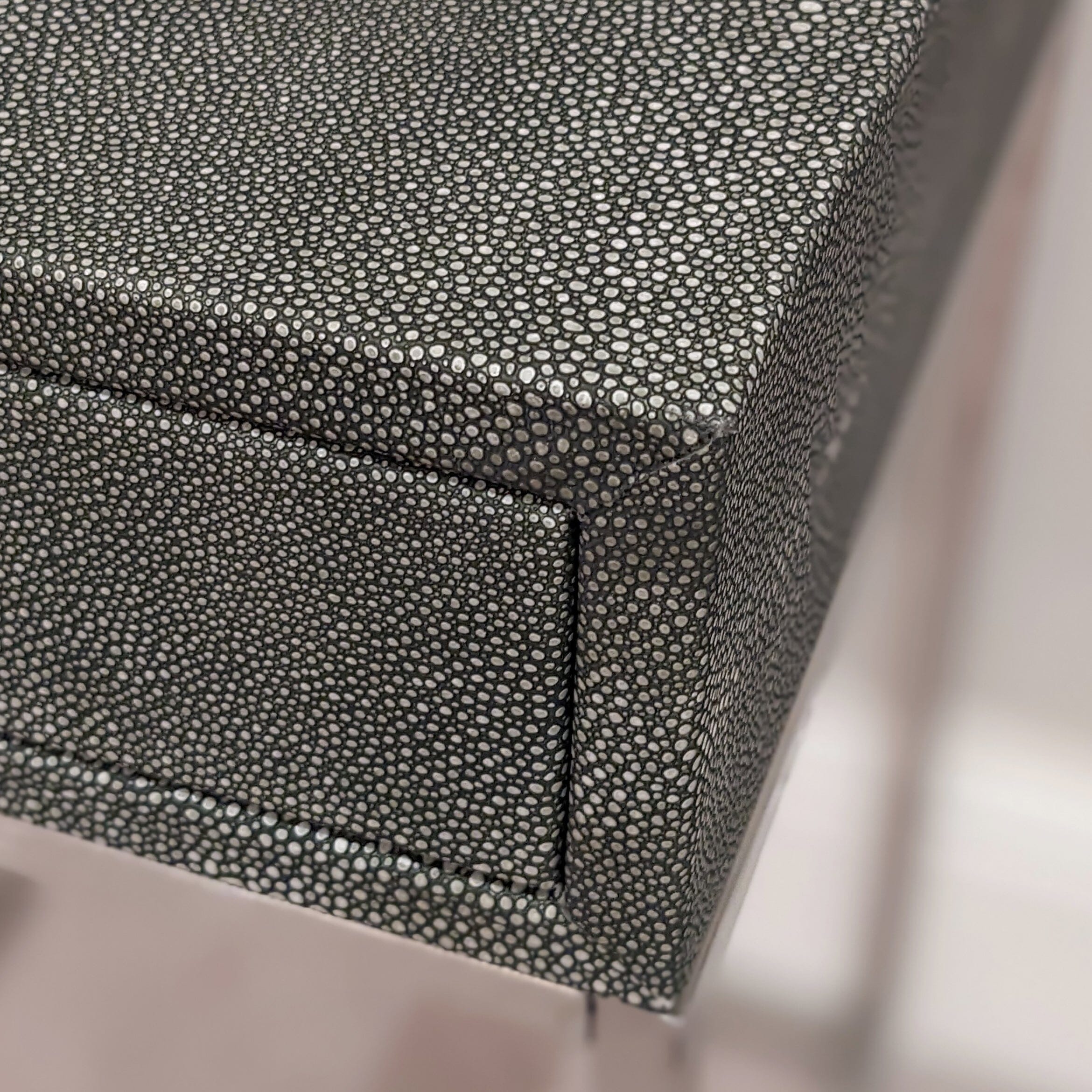 Nachttisch aus grauem Kunst-Shagreen