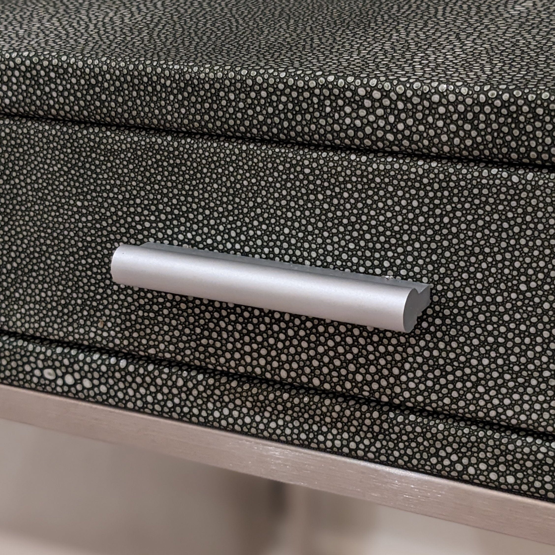 Nachttisch aus grauem Kunst-Shagreen