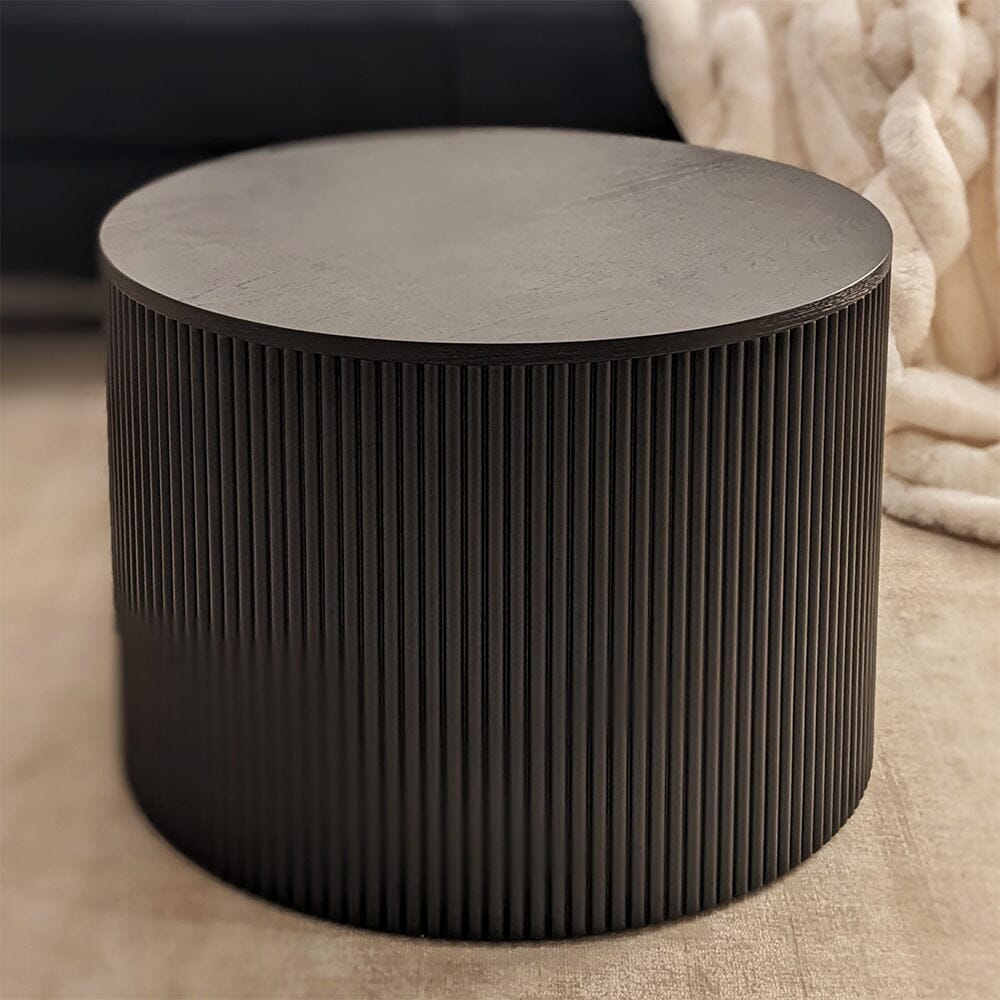 Runder Couchtisch aus schwarzem Holz